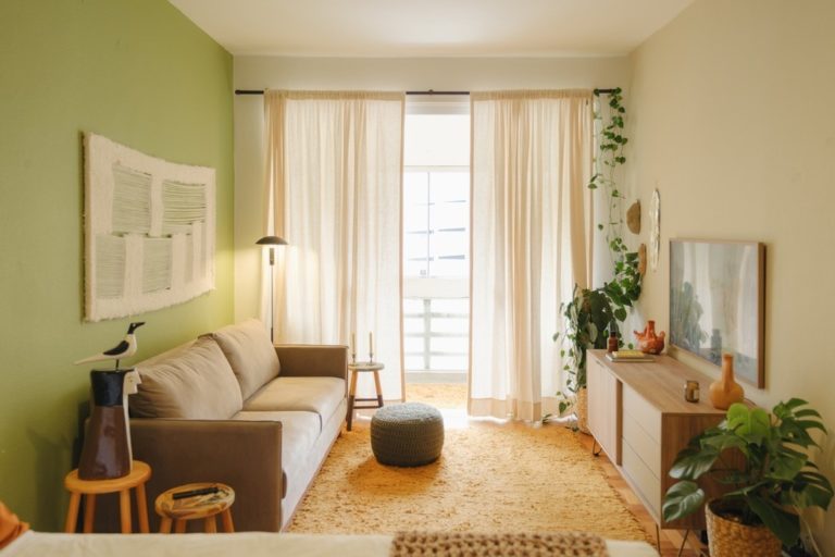2 dicas práticas para decorar salas de estar pequenas, Elementos certeiros ajudam a conferir sensação de amplitude e muito conforto a espaços com medidas enxutas. Descubra quais são!